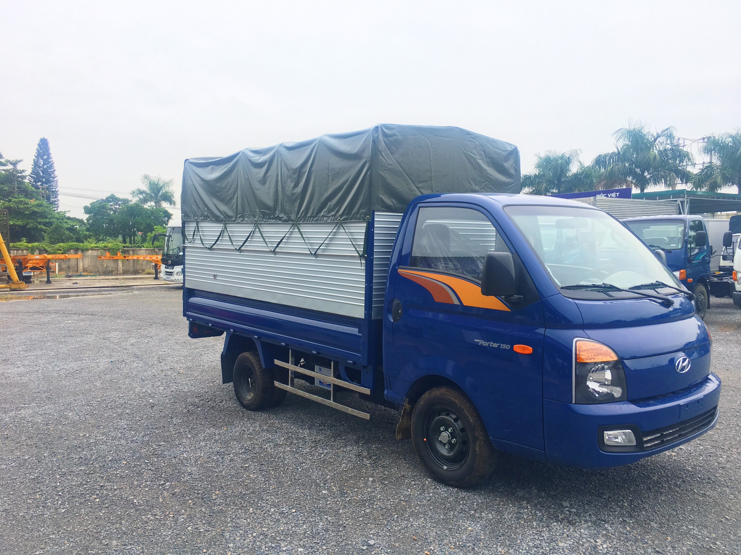 xe tai HYUNDAI H150 thùng bạt